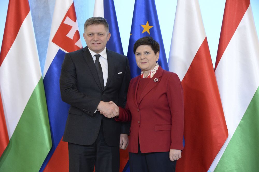 La primera ministra polaca, Beata Szydlo (d), estrecha la mano del primer ministro de Eslovaquia, Robert Fico.