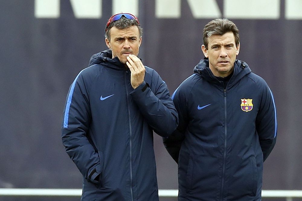 El entrenador del FC Barcelona, Luis Enrique Martínez, conversa con su segundo entrenador, Juan Carlos Unzué.
