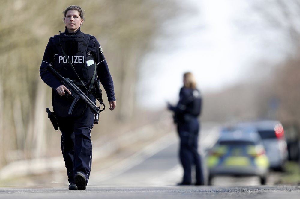 Agentes de policía montan guardia en el lugar donde se produjo un ataque con machete en un bosque en Düsseldorf (Alemania).