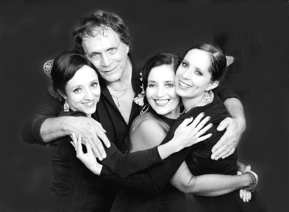 Fotografía faclitada por la familia Montoya de José y Helena Montoya (2-d), con sus dos hijas hace unos años.