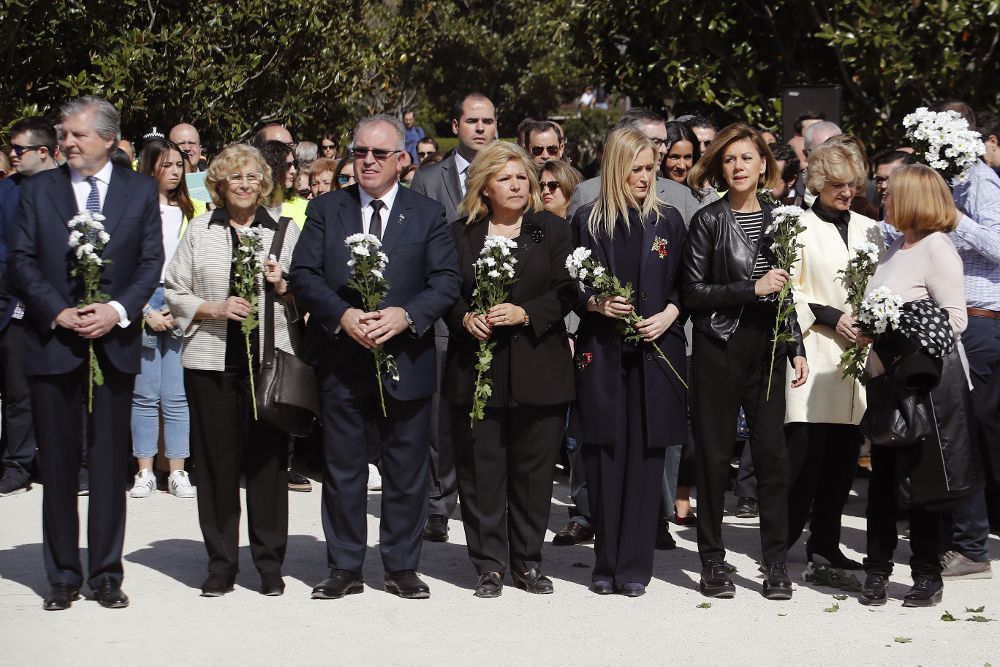 Autoridades presentes en el homenaje a las víctimas del 11M en el Bosque del Recuerdo, en el parque del Retiro.