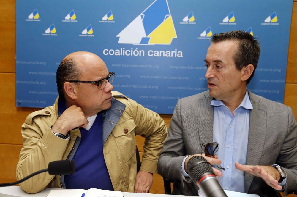 Los dirigentes de Coalición Canaria José Miguel Barragán (i) y José Miguel Ruano.