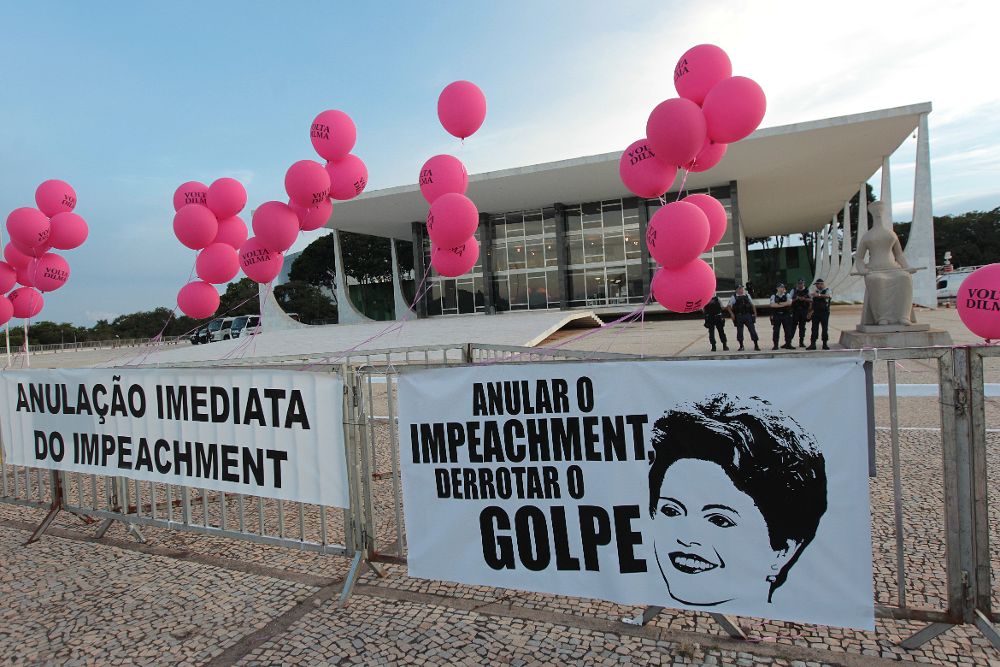 Pancartas en favor de Dilma Rousseff durante una manifestación el miércoles 8 de marzo de 2017, para conmemorar el Día Internacional de la Mujer en la Explanada de los Ministerios en Brasilia (Brasil).