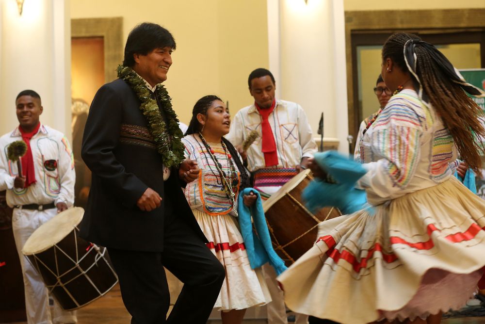 El presidente de Bolivia, Evo Morales (2i), baila la Saya Afro boliviana con algunas mujeres tras la promulgación de la Ley de la Coca el miércoles 8 de marzo de 2017, en La Paz (Bolivia). 