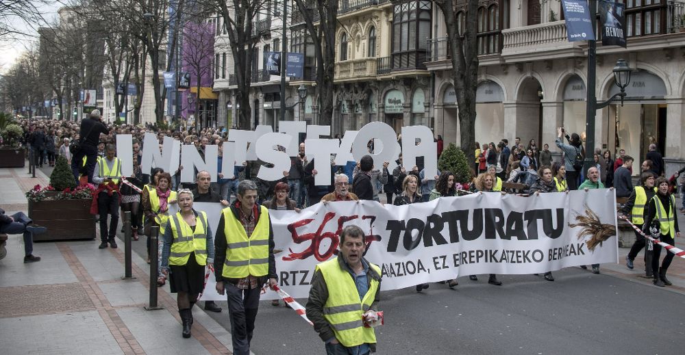 Vista general de la manifestación que la izquierda abertzale ha celebrado en Bilbao en reconocimiento de quienes fueron torturados.