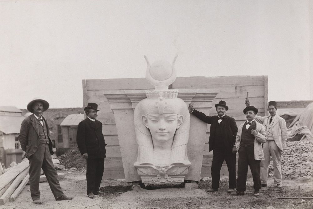 Fotografía facilitada por el Museo Egipcio de Turín, que hace revivir desde hoy la epopeya de Ernesto Schiaparelli (2ºd).