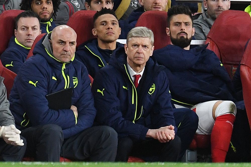 El entrenador del Arsenal, Arsene Wenger, observa a sus jugadores.