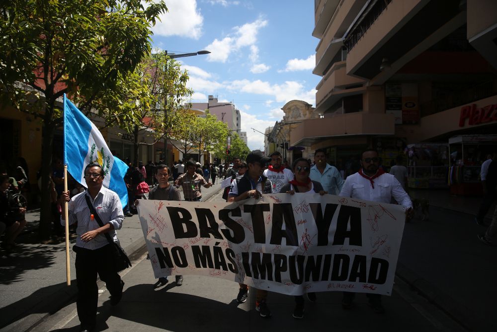 Estudiantes de la Universidad de San Carlos de Guatemala marchan hoy, sábado 11 de marzo de 2017, en el Centro Histórico de Ciudad de Guatemala (Guatemala), en protesta por la muerte de 38 niñas en un refugio del Estado