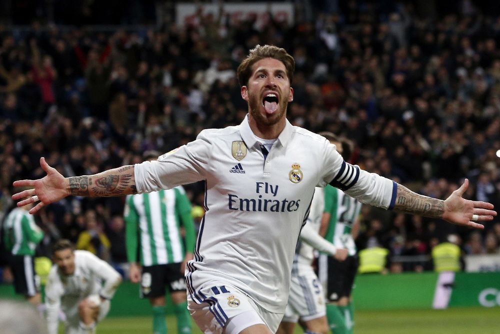 Sergio Ramos celebra el gol que le da la victoria y el liderato al Real Madrid.