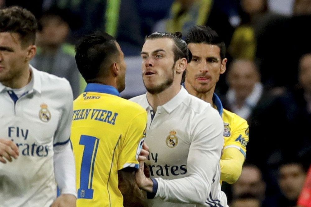 El galés del Real Madrid Gareth Bale (d) empuja a Jonathan Viera, de la UD Las Palmas, por lo que vio cartulina roja, durante el encuentro correspondiente a la jornada 25 de Primera División.