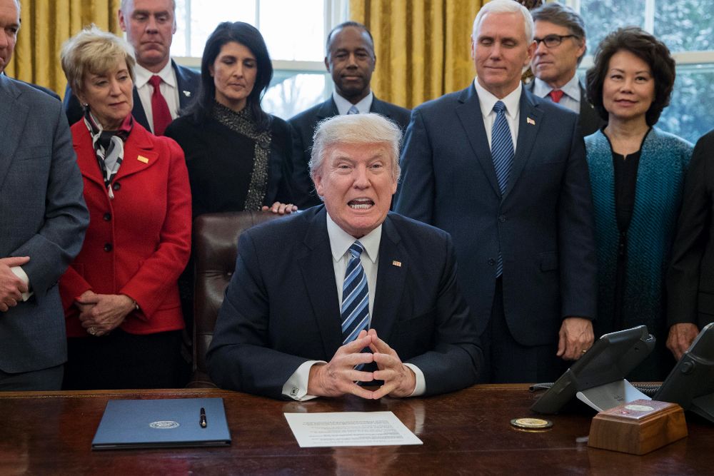 El presidente estadounidense, Donald Trump, antes de firmar la orden ejecutiva titulada "Plan Integral para la Reorganización del Poder Ejecutivo".