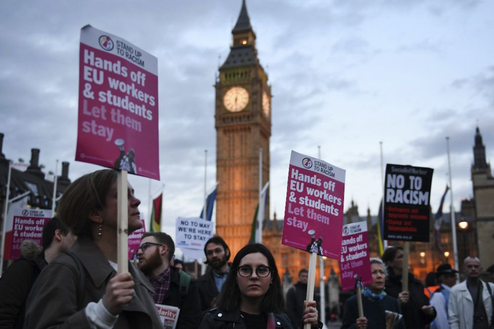 Varias personas se manifiestan delante del Parlamento en Londres contra la expulsión de los inmigrantes europeos del país. La Cámara de los Comunes británica suprimió del proyecto de ley del "brexit" las enmiendas que garantizaban los derechos de los ciudadanos comunitarios en el Reino Unido.