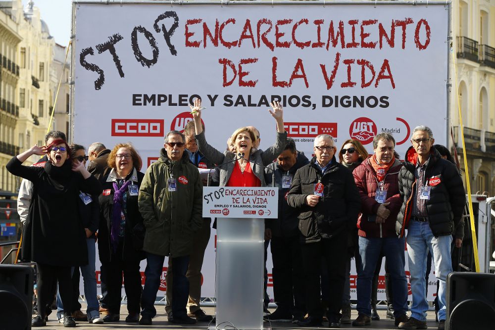 La actriz Azucena de la Fuente (c), junto al secretario general de CC.OO al término de la manifestación convocada en febrero, en Madrid, para presionar al Gobierno y patronal por la pérdida de poder adquisitivo de los trabajadores. 