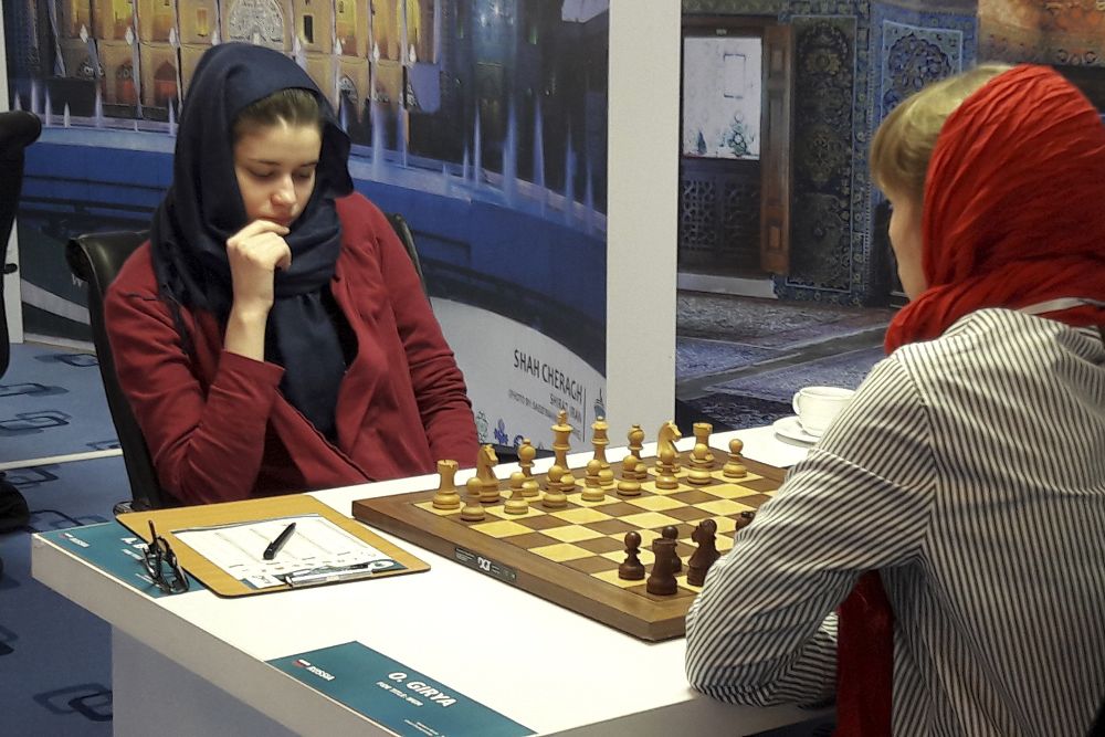 Dos mujeres juegan al ajedrez con el hiyab o velo islámico puesto.