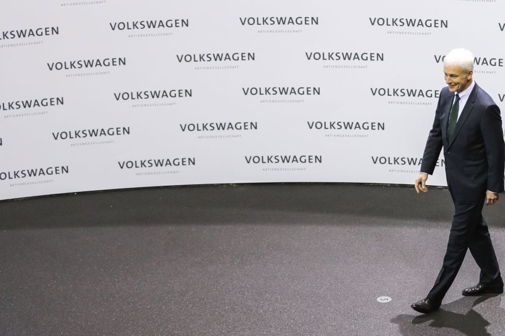 El CEO de Volkswagen, Matthias Müller, ofrece una rueda de prensa para presentar los resultados anuales de la empresa en Wolfsburgo (Alemania) hoy, 14 de marzo.