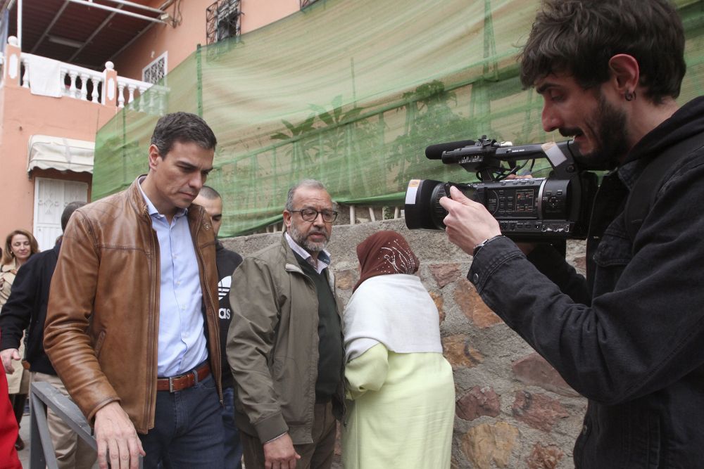 El aspirante a secretario general del PSOE Pedro Sánchez (i) durante su reciente visita a Ceuta.