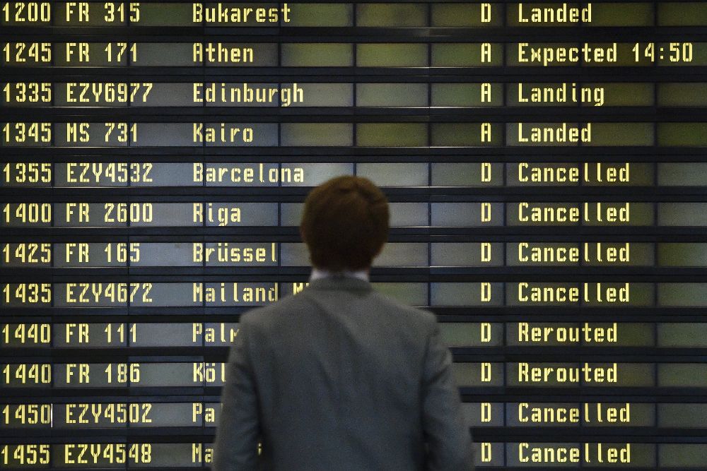 Un hombre observa los vuelos cancelados en un panel informativo del aeropuerto de Schönefeld, cerca de Berlín, Alemania este14 de marzo de 2017.