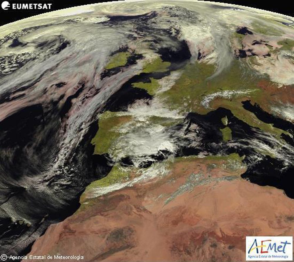 Imagen tomada por el satélite Meteosat para la Agencia Estatal de Meteorología que prevé para este martes rachas de viento fuerte en Canarias. 