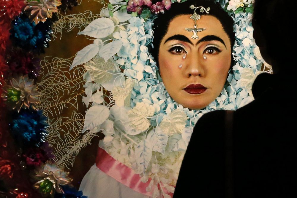 "Diálogo interno con Frida Kahlo (Corona de Flores y Lágrimas)", del artista japonés Yasumasa Morimura.