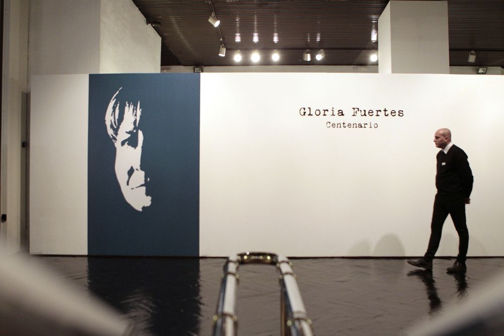 Vista de la exposición sobre "Gloria Fuertes, centenario".