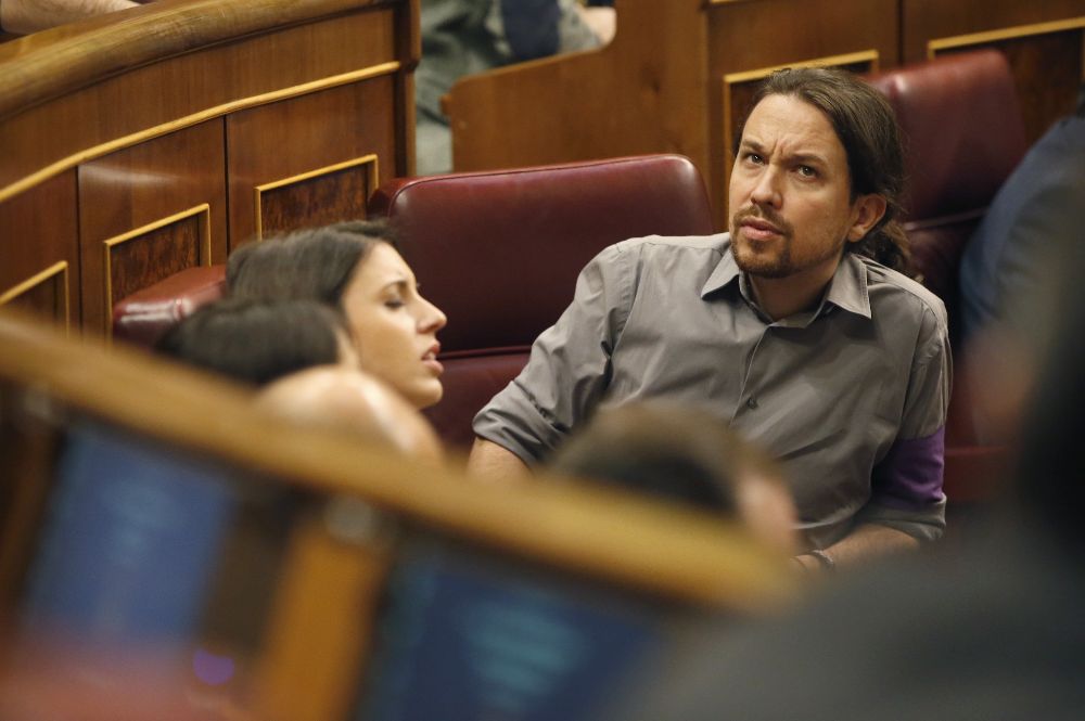 El líder de Podemos, Pablo Iglesias, junto a la portavoz del grupo, Irene Montero.