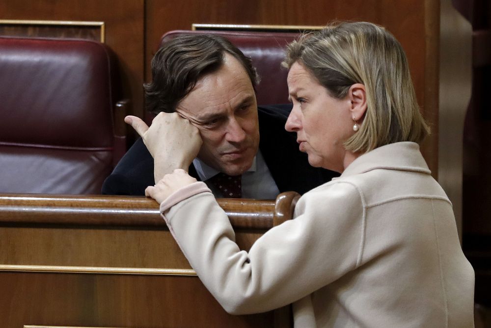 El portavoz parlamentario del PP, Rafael Hernando (i), conversa con la diputada de Coalición Canaria Ana Oramas.