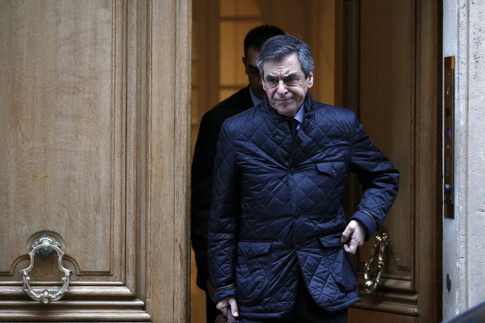 El candidato de la derecha a las presidenciales francesas, François Fillon, sale de su apartamento en París hoy, 15 de marzo.