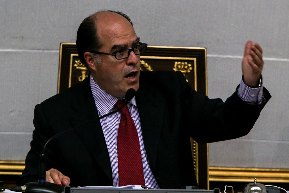 El presidente de la Asamblea Nacional, el diputado Julio Borges, dirige la sesión ordinaria del parlamento de Venezuela del martes.