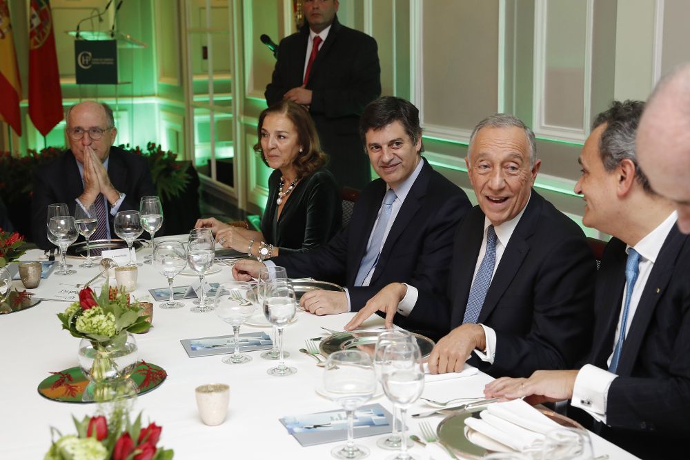 El presidente de Repsol, Antonio Brufau (i) en una cena con empresarios en la Cámara de Comercio Hispano Portuguesa en Madrid, en presencia del presidente de Portugal, Marcelo Rebelo de Sousa (2d).