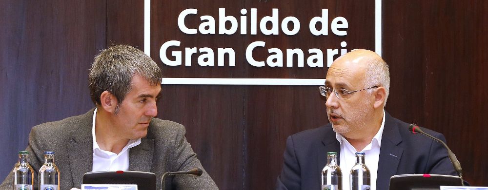 Fernando Clavijo (i), se ha visto hoy con el presidente del Cabildo de Gran Canaria, Antonio Morales, y con alcaldes para abordar las actuaciones con cargo al Fondo de Desarrollo de Canarias (Fdcan).