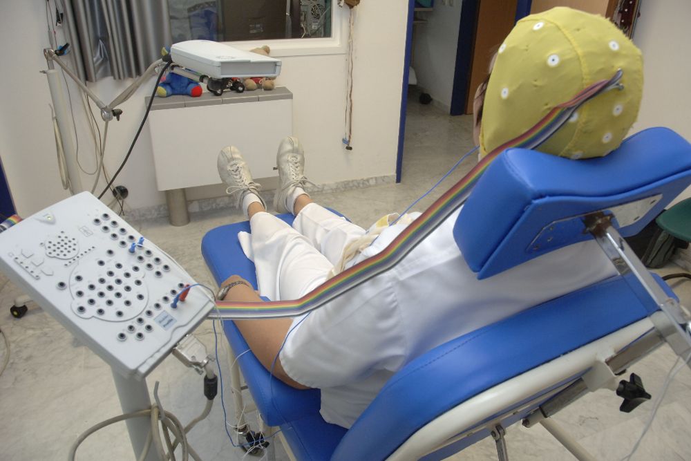 Un paciente en unas pruebas para el tratamiento del insomnio realizadas en el hospital de la Candelaria (Tenerife).