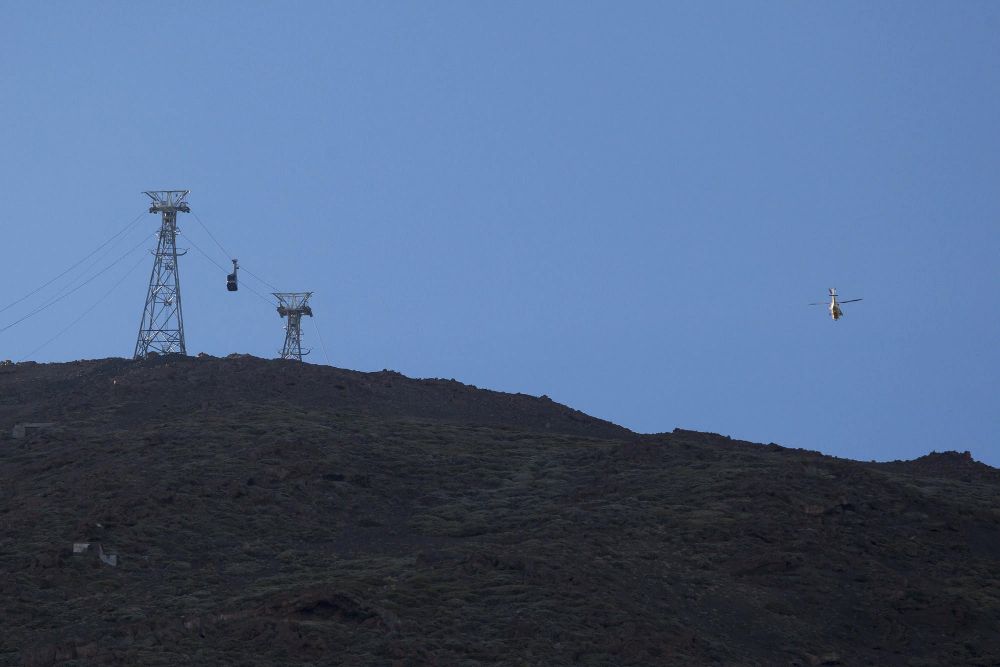 Tres helicópteros del Grupo de Emergencias y Salvamento (GES) del Gobierno de Canarias y otro de la Guardia Civil participan en la evacuación.