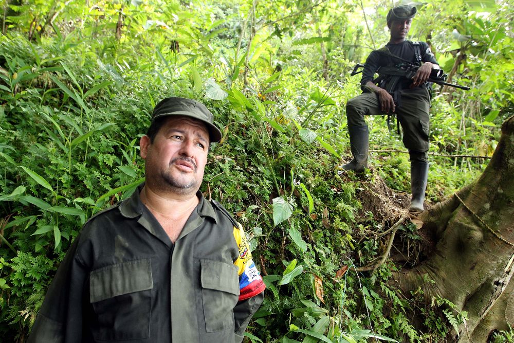 Fotografía del 8 de marzo de 2017 del guerrillero de las Farc Emilio (i) durante una entrevista en el campamento temporal de la vereda La Variante, municipio de Tumaco (Colombia). 
