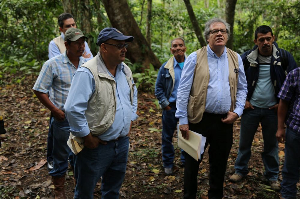 El secretario general de la Organización de los Estados Americanos, Luis Almagro (d), mientras visita varias comunidades guatemaltecas.