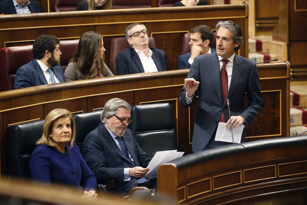 El ministro de Fomento, Íñigo de la Serna, defiende hoy en el Congreso la convalidación del decreto.