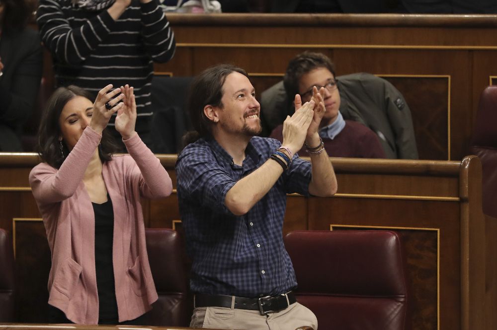 El líder de Podemos, Pablo Iglesias, y la portavoz del Grupo, Irene Montero, se dirigen al grupo de estibadores que se encontraban hoy en la tribuna de invitados del Congreso.