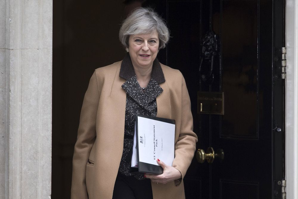 La primera ministra británica, Theresa May, sale del número 10 de la calle Downing.