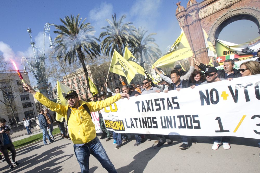 Varios taxistas protestan por el centro de la ciudad durante la huelga de taxistas, convocada para hoy en todo el área metropolitana de Barcelona.