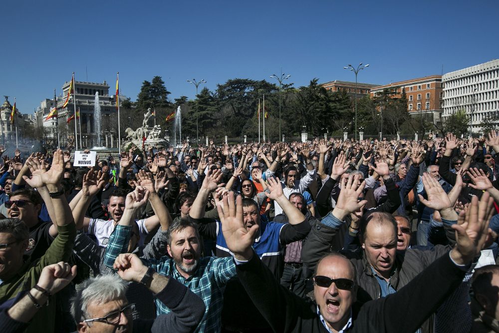 Algunos de los taxistas que se han manifestado hoy en Madrid durante dos horas bajo el lema 'Que Madrid apueste por el servicio público de taxi'.