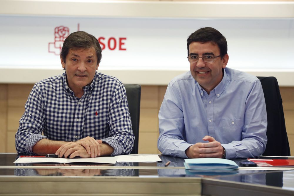 El presidente de la Comisión Gestora del PSOE, Javier Fernández (i), acompañado por el portavoz, Mario Jiménez Díaz.