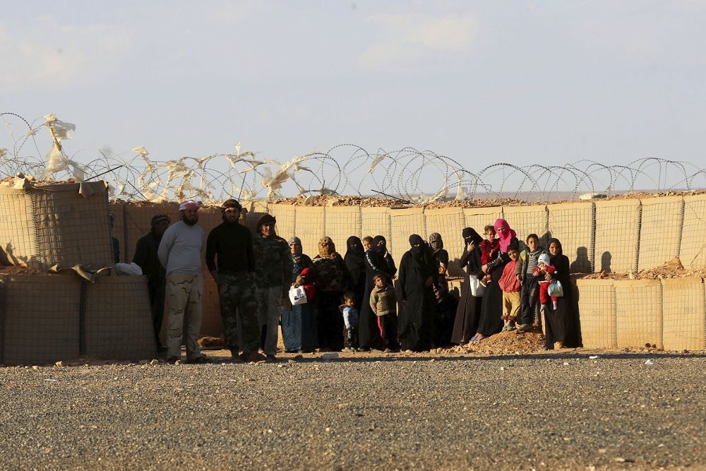 Refugiados sirios esperan para recibir ayuda médica en una clínica operada por las Naciones Unidas cerca del campo de refugiados de Rukban, en la frontera entre Jordania y Siria.