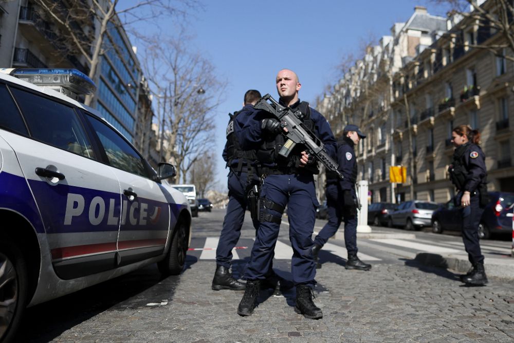 Agentes de policía montan guardia en los alrededores de la sede del Fondo Monetario Internacional (FMI) en París (Francia).