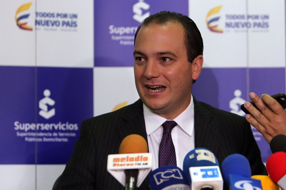 El superintendente de Servicios Públicos de Colombia, José Miguel Mendoza (i).