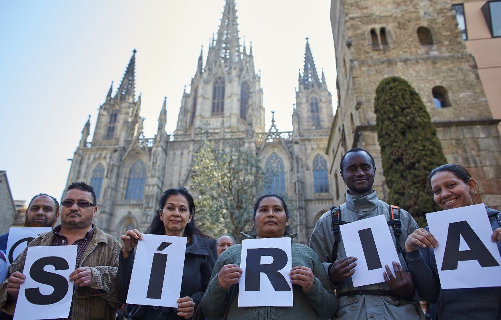 Concentración ante la catedral de Barcelona en favor de la paz en Siria, coincidiendo con el sexto aniversario del inicio de la guerra en ese país.