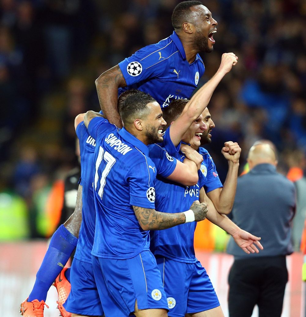 Los jugadores de Leicester celebran su victoria sobre el Sevilla.