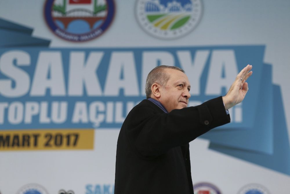 El presidente turco, Recep Tayyip Erdogan, saluda a los asistentes de un acto ceremonial de inauguración de instalaciones en Sakarya donde volvió a cargar contra Europa.