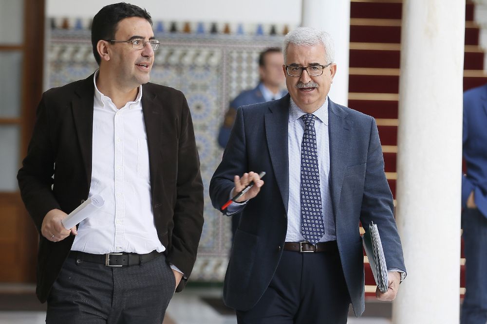 El portavoz parlamentario del grupo socialista y el responsable de Organización de la gestora del PSOE, Mario Jiménez (i), junto al vicepresidente de la Junta andaluza, Manuel Jímenez Barrios.