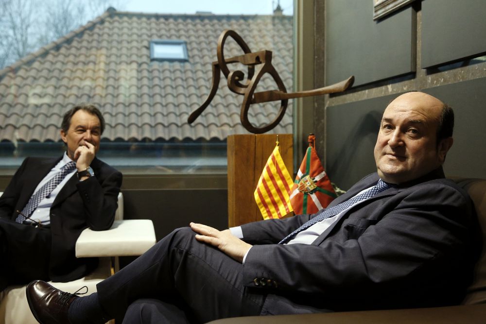 El presidente del PNV, Andoni Ortuzar (d), en una reunión con el expresidente de la Generalitat de Catalunya y líder del PDeCAT, Artur Mas.
