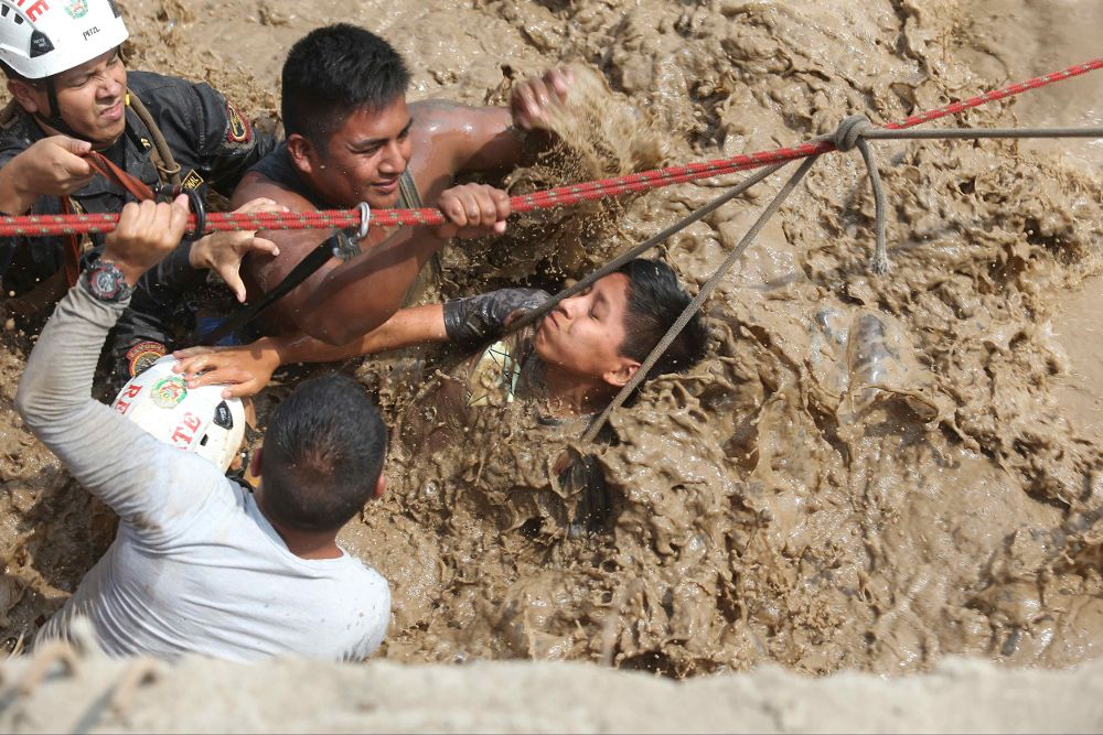 Rescate de personas atrapadas por las inundaciones en Lima.