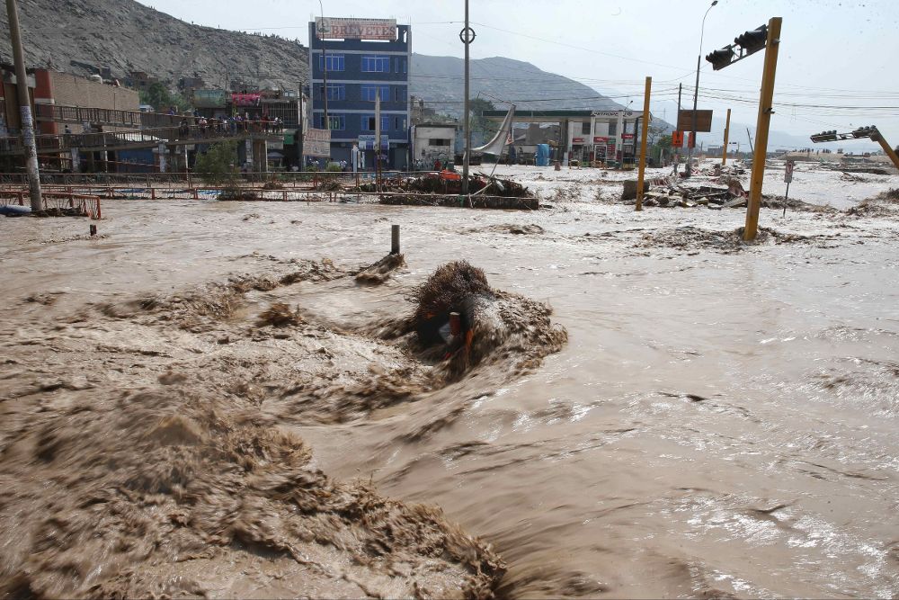 Inundaciones producidas por el desborde de los ríos Rímac y Huaycoloro en el sector denominado Carapongo al este de la ciudad de Lima (Perú).